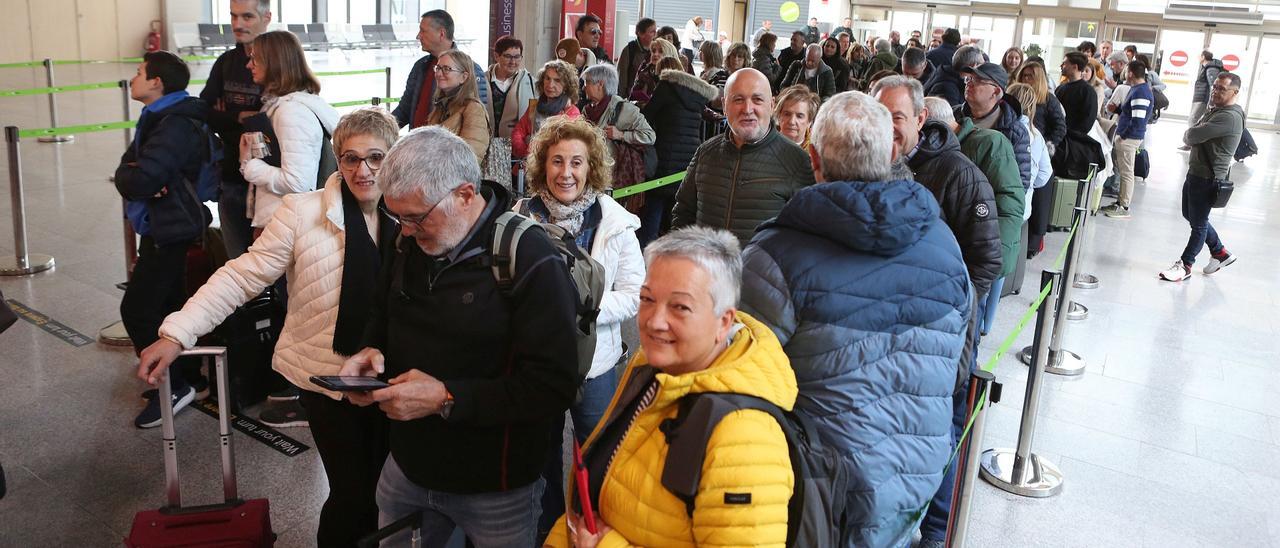 Vuelos chárter parten del aeropuerto de Pamplona para disfrutar la Semana Santa