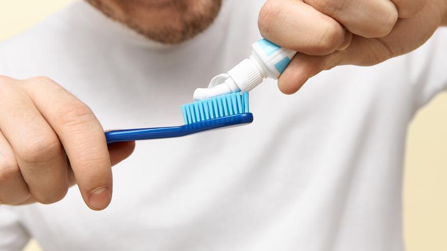 Por qué deberías dejar de guardar el cepillo de dientes en el baño: un experto lo aclara