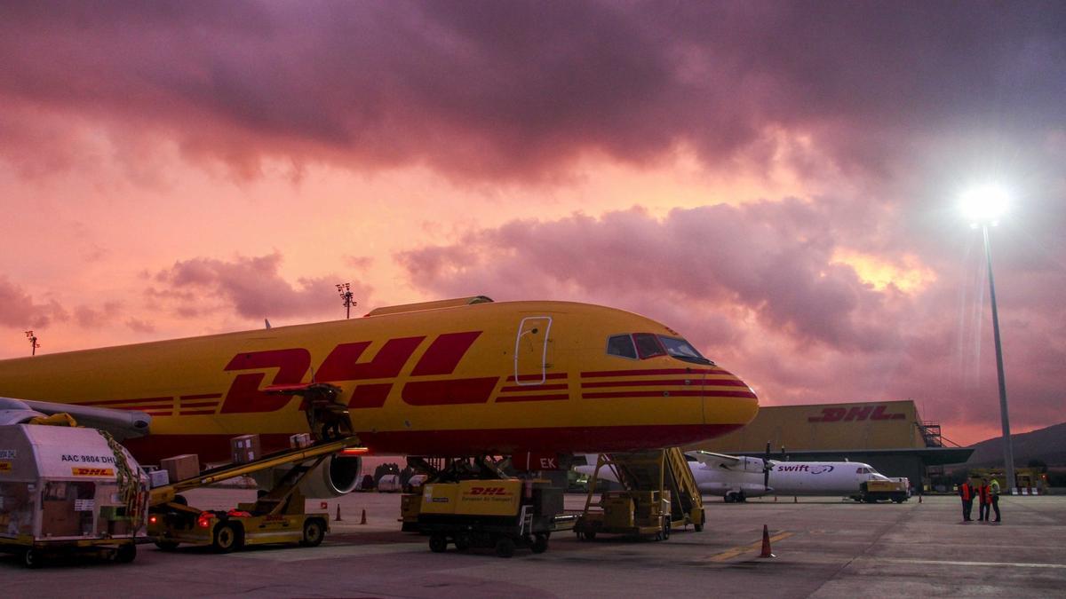 Avión de DHL descargando mercancías en Foronda