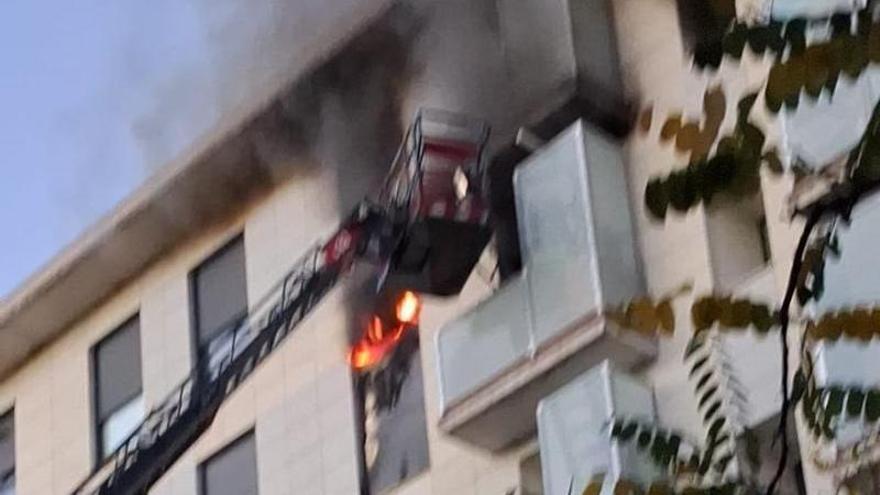 Dos trasladados por inhalar humo y sufrir quemaduras en un incendio en un piso en Buztintxuri