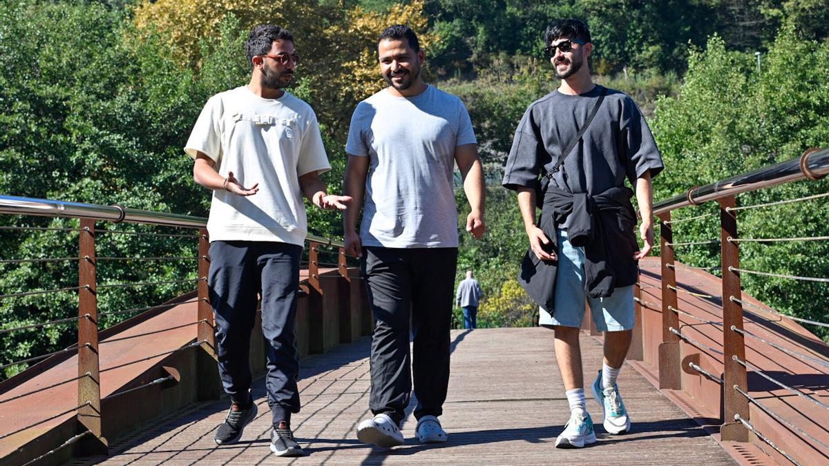 Fares Ahbar, Ahmed Haddad y Hamadah Nasrallah durante la conversación con este periódico en el barrio donostiarra de Martutene.