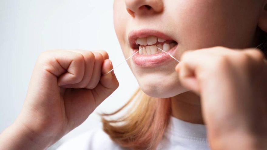 Adiós al hilo dental tradicional: la odontóloga Patricia Cabo propone una alternativa para evitar &quot;enrollar el hilo en tus dedos&#039;&#039;