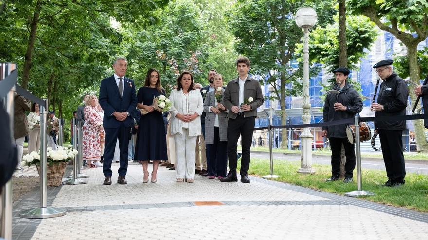 Donostia coloca una placa en memoria de Luis García Lozano, asesinado por ETA en 1991