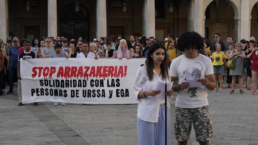Protesta ante el Consistorio contra el “ataque racista”  en URSSA y EGA
