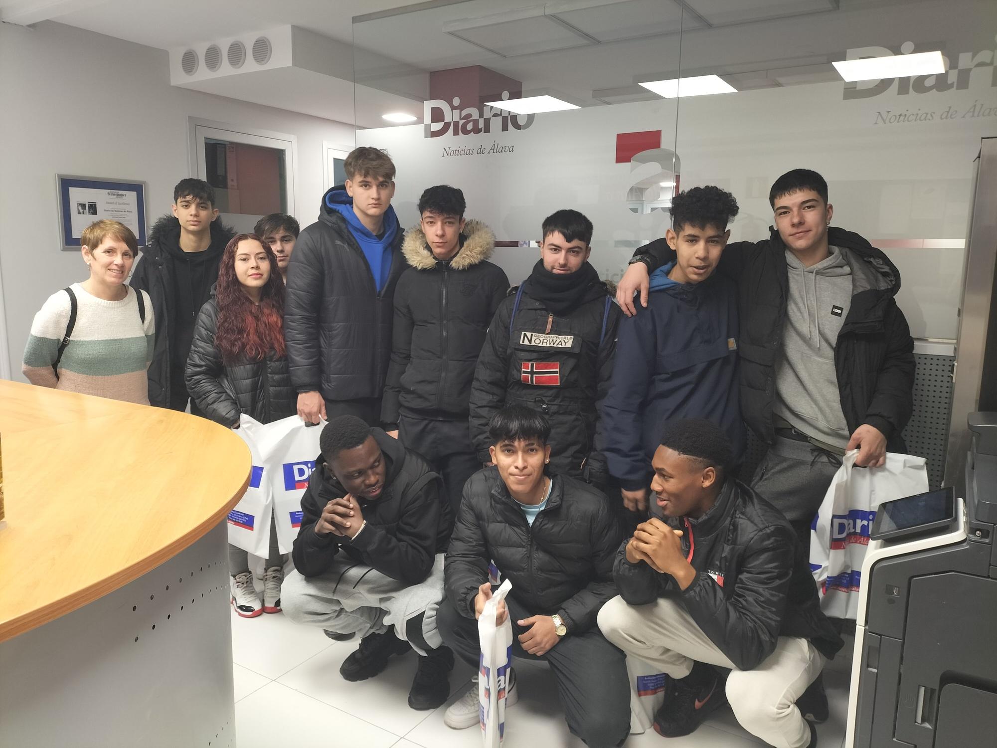 En imágenes: Los alumnos de 2° de mecánica de EPA El Carmen visitan Diario de Noticias de Álava