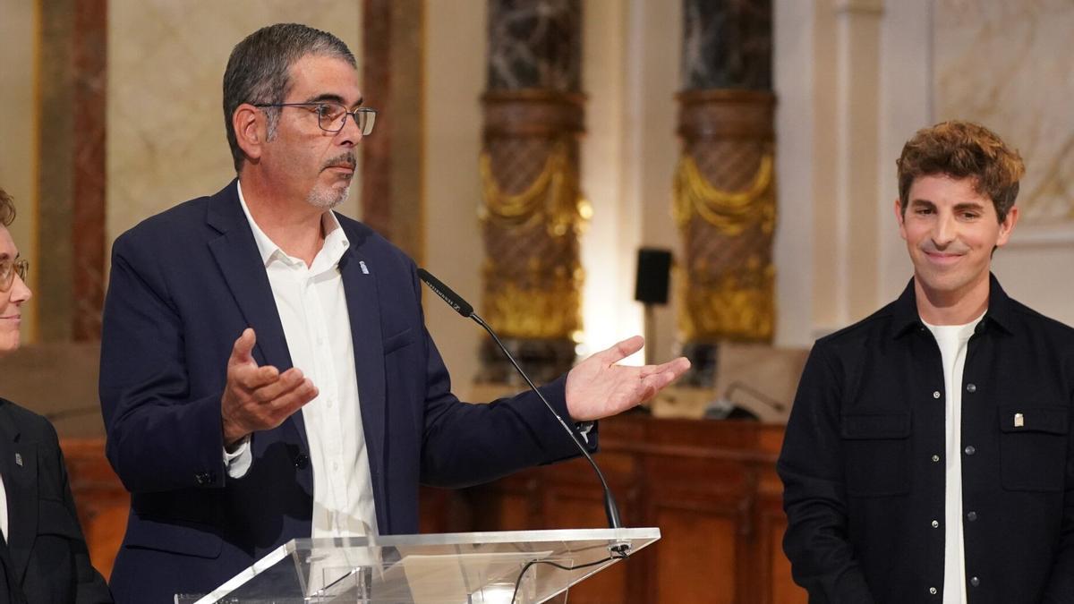 El alcalde de Donostia, Eneko Goia, acompañado de los ediles del PNV, como Jon Insausti, en la comparecencia en la que ha anunciado su adiós