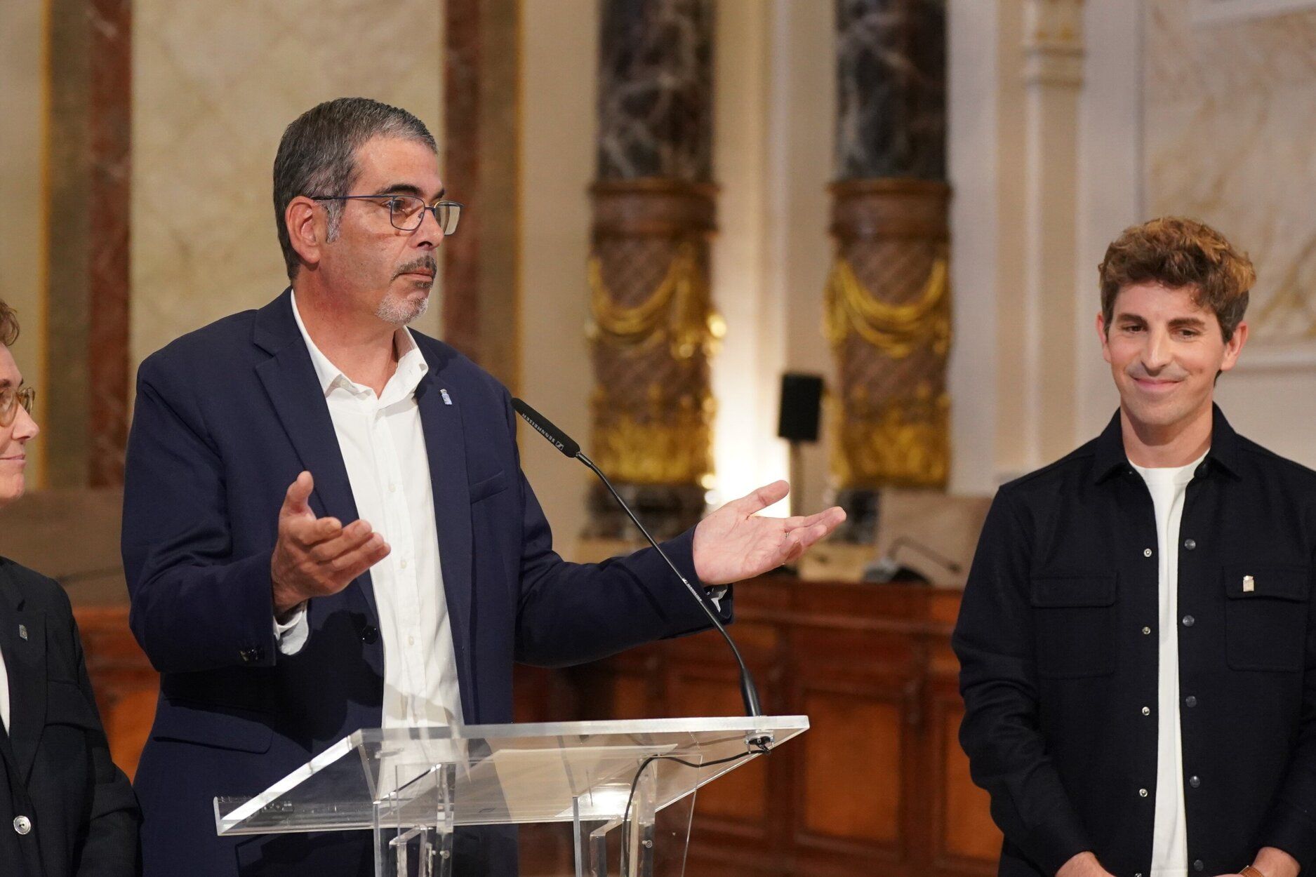 El alcalde de Donostia, Eneko Goia, acompañado de los ediles del PNV, como Jon Insausti, en la comparecencia en la que ha anunciado su adiós