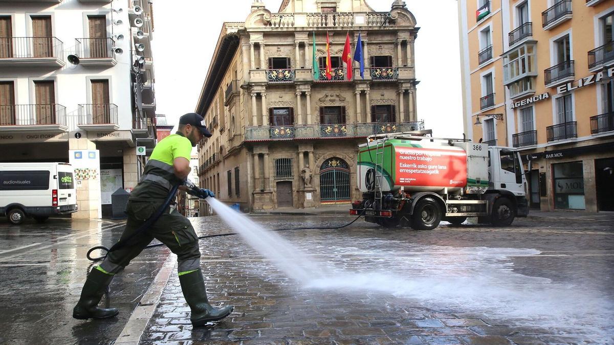 Un trabajador, limpiando la ciudad en San Fermín.