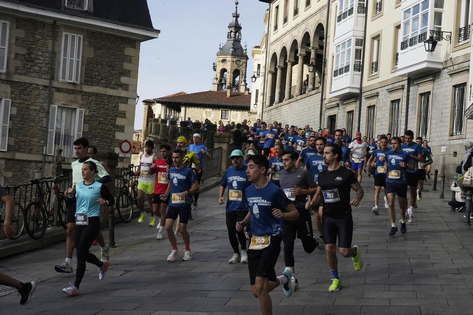 En imágenes: Miles de personas conquistan la Almendra de Gasteiz