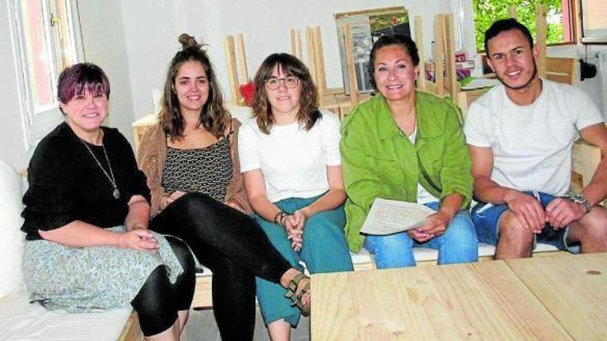 Bea Martín, Joana Ezeiza, Maddalen Arenaza, la concejala Maite Gartzia y Abderrazek Aliouak.