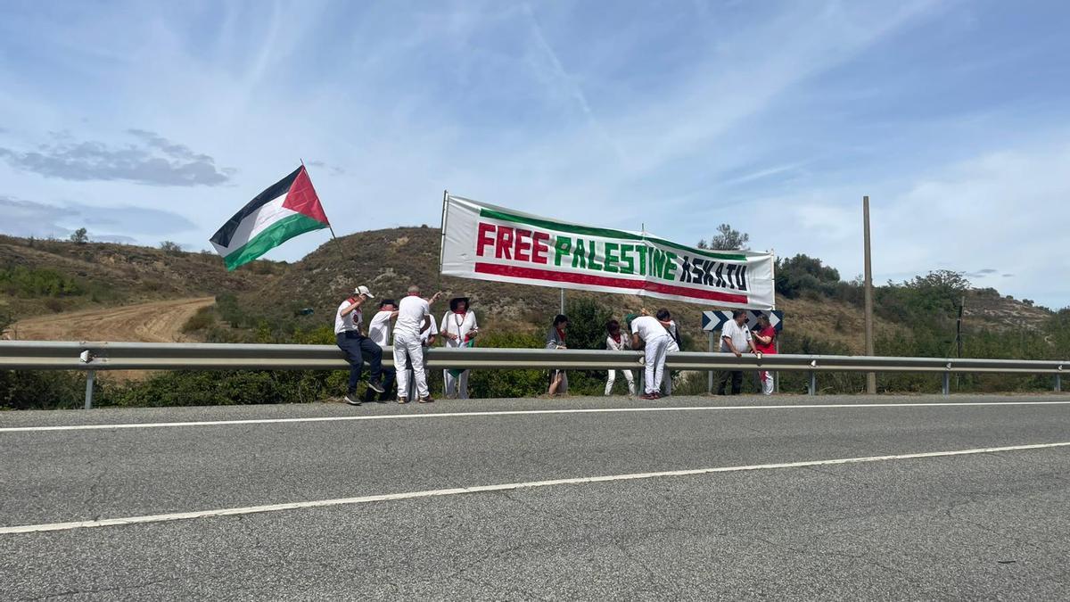 Lumbier, minutos antes de la llegada de la cabeza de carrera