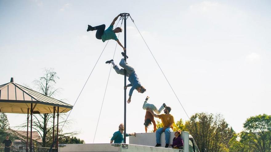El viaje colectivo de '1e KM' abre con circo y acrobacias el Festival de las Murallas