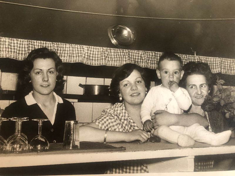 Fina y Tere Salegi, Egoitz Armaolea y María Amutxastegi, en la cocina.