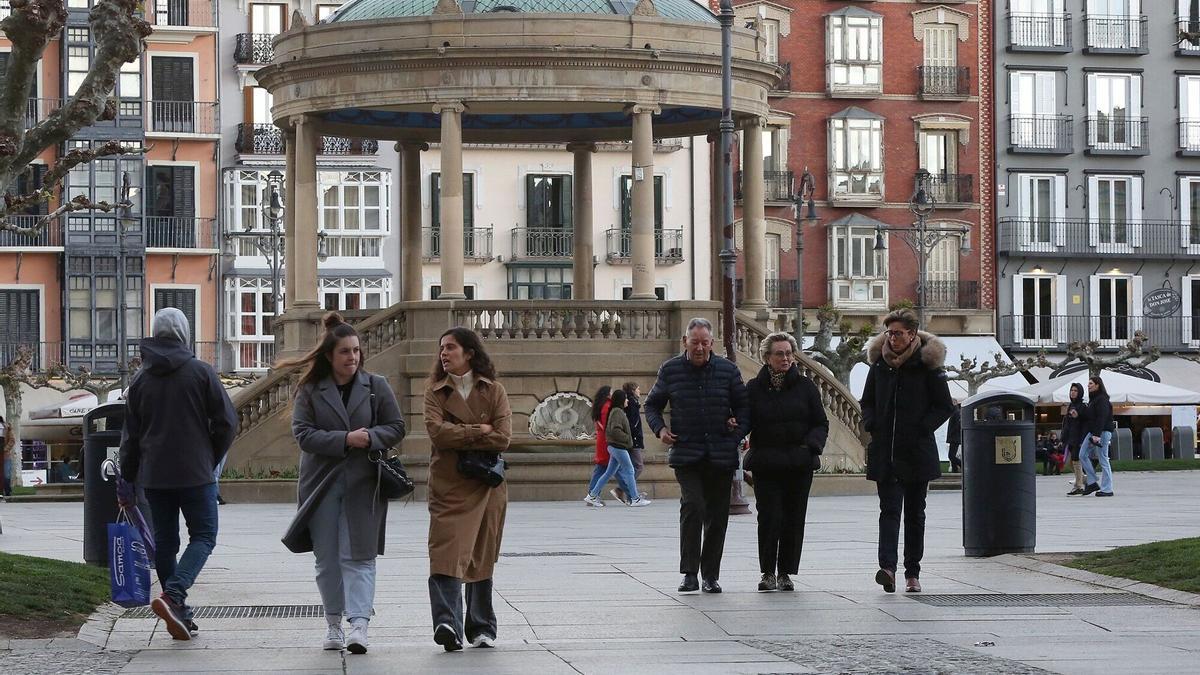 Varias personas pasean abrigadas por la Plaza del Castillo.