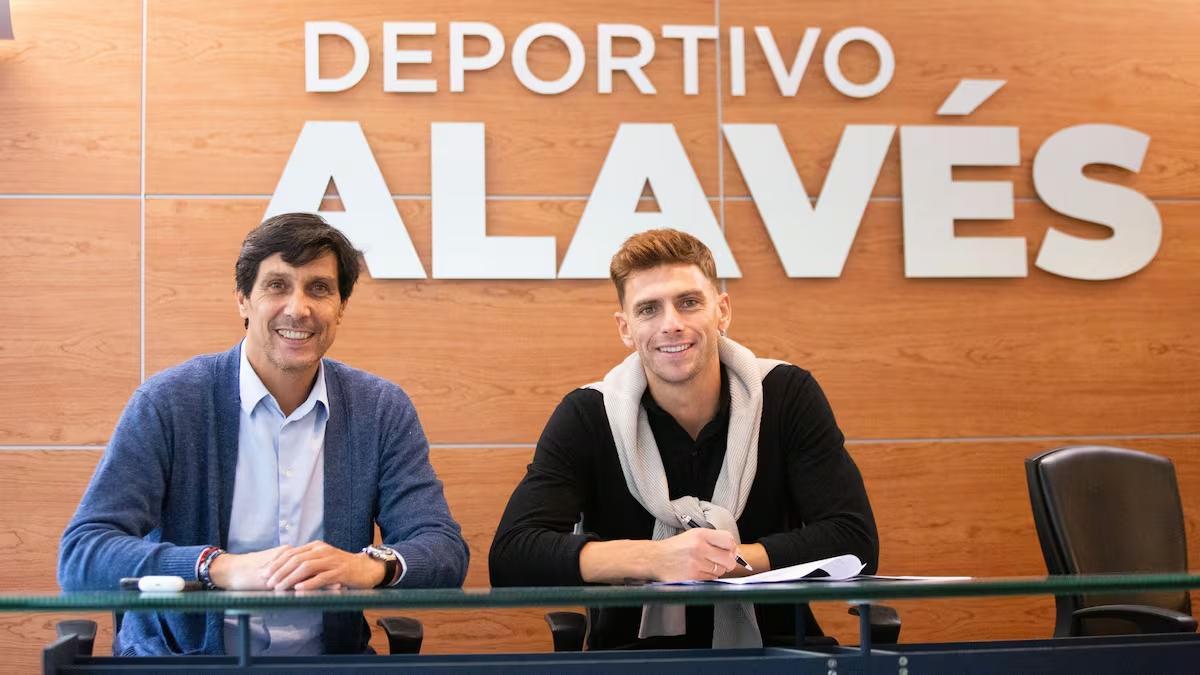 Lucas Boyé junto a Sergio Fernández en la firma del futbolista argentino.