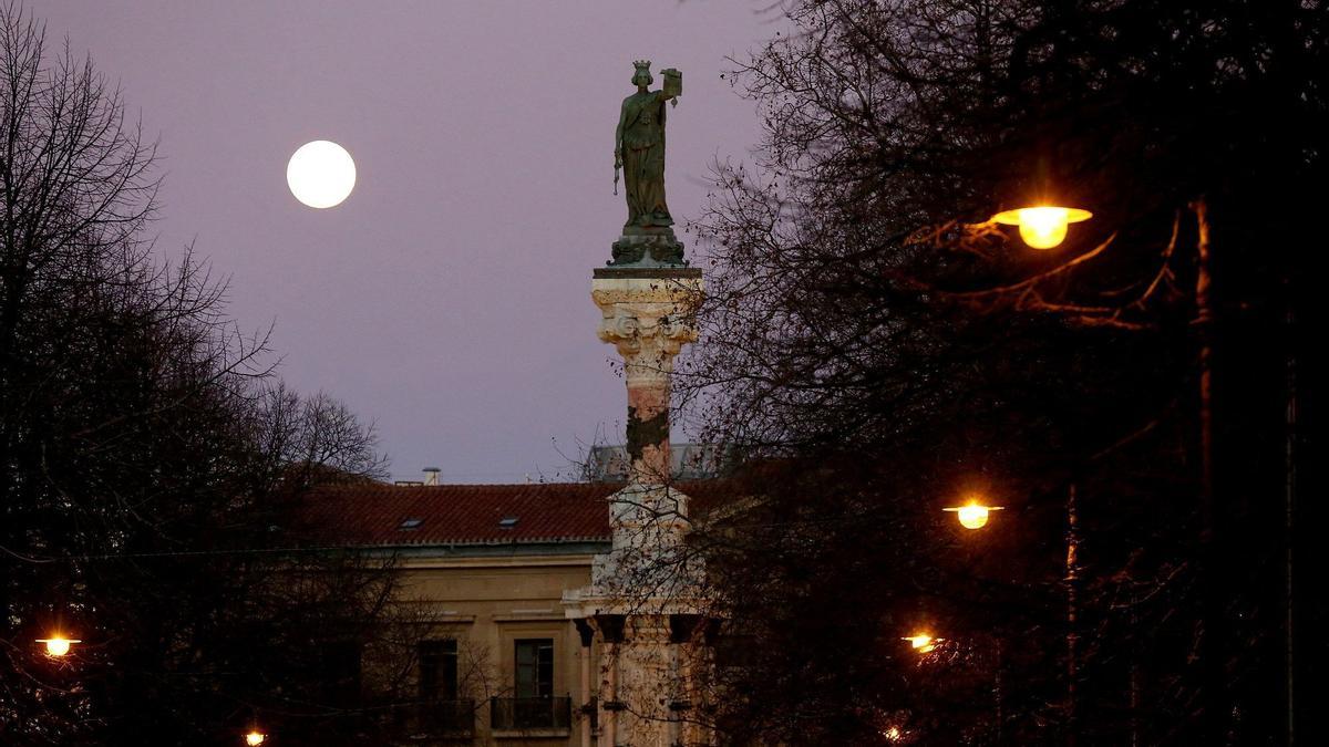 Vista del paseo Sarasate con el monumento a los Fueros.