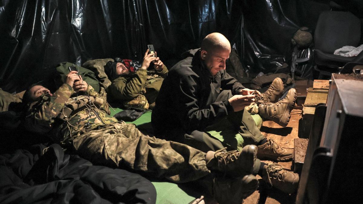 Soldados ucranianos se toman un descanso en los combates.