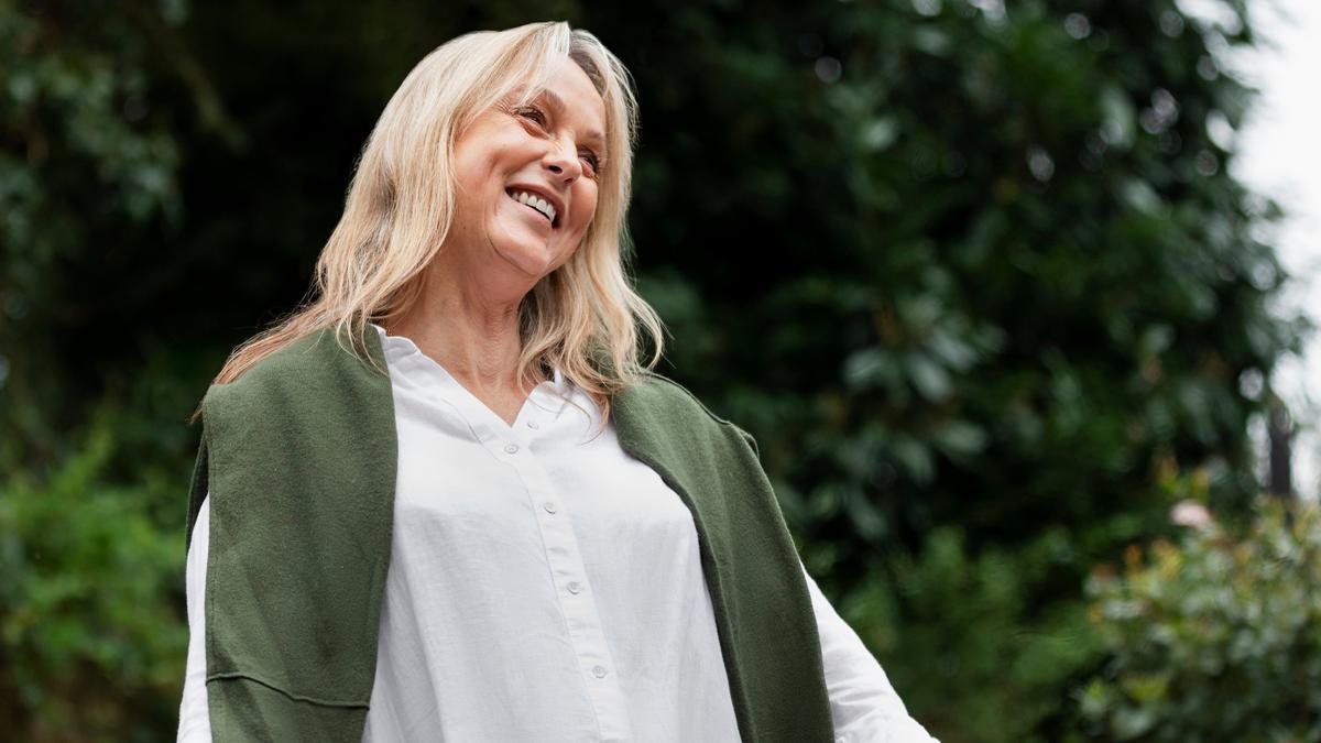 Mujer sonriente en la naturaleza. Mujer sonriente en la naturaleza.