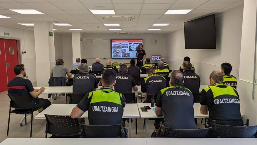 Bizkaiko suhiltzaileak lankidetzan arituko dira udaltzaingoekin, egiturazko suteak itzaltzeko koordinazioa hobetzeko