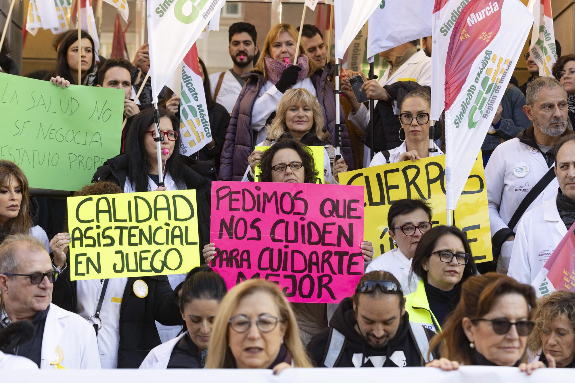 En imágenes: Los médicos mantienen el pulso con Sanidad en una nueva huelga contra el estatuto marco