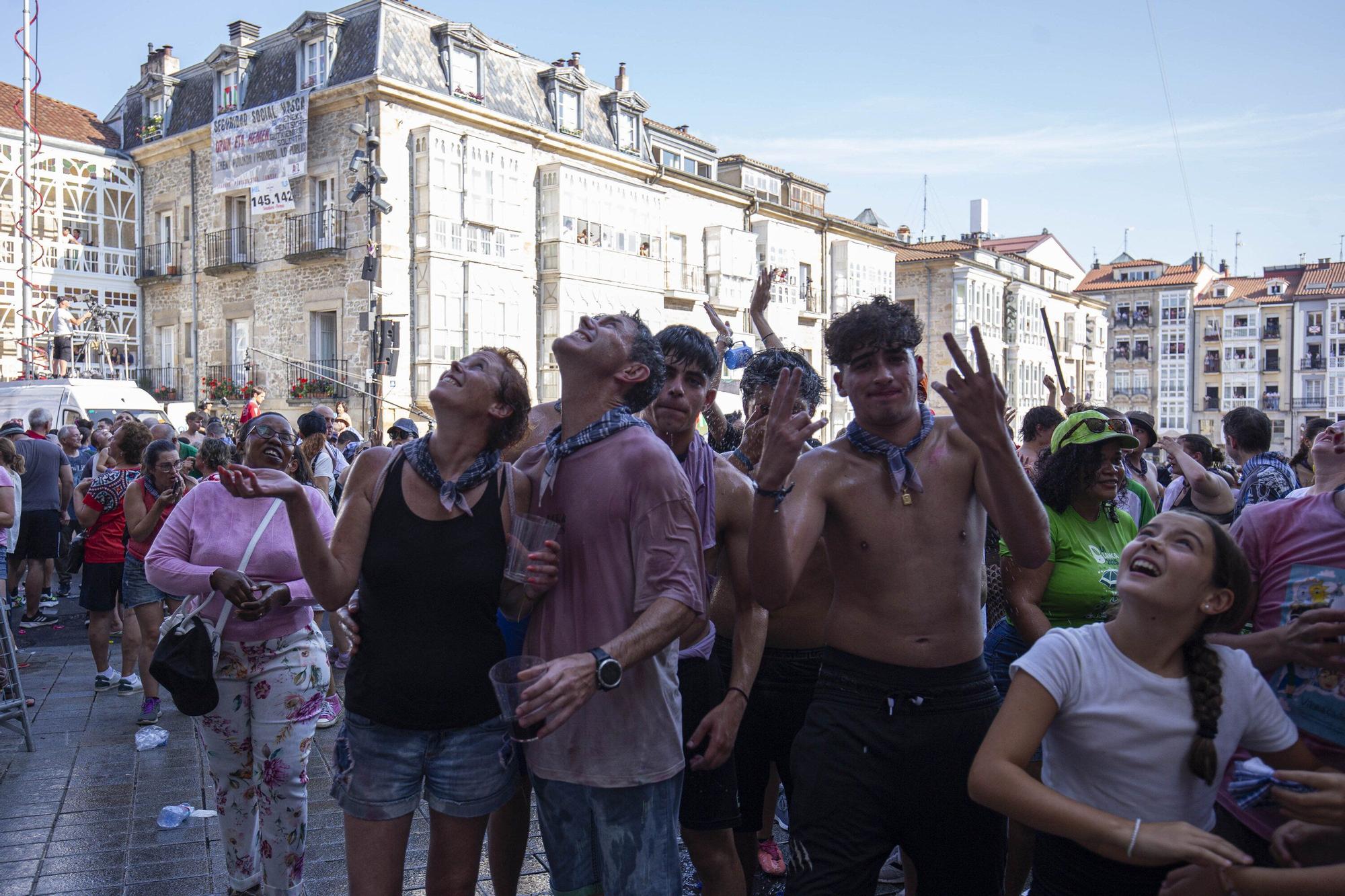 En imágenes: Vitoria sale a la calle a celebrar La Blanca tras el txupinazo