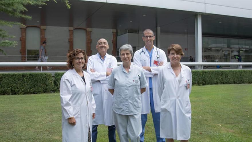 De izquierda a derecha :Isabel Rodrigo (directora del Servicio de Investigación,Innovación y Formación ), Fernando Olaz (director del Area del Corazón de Navarra), Lucía Lorenzo (enfermera del Area del Corazón), Guillermo Sanchez (cardiólogo) ,Maite Beúnz