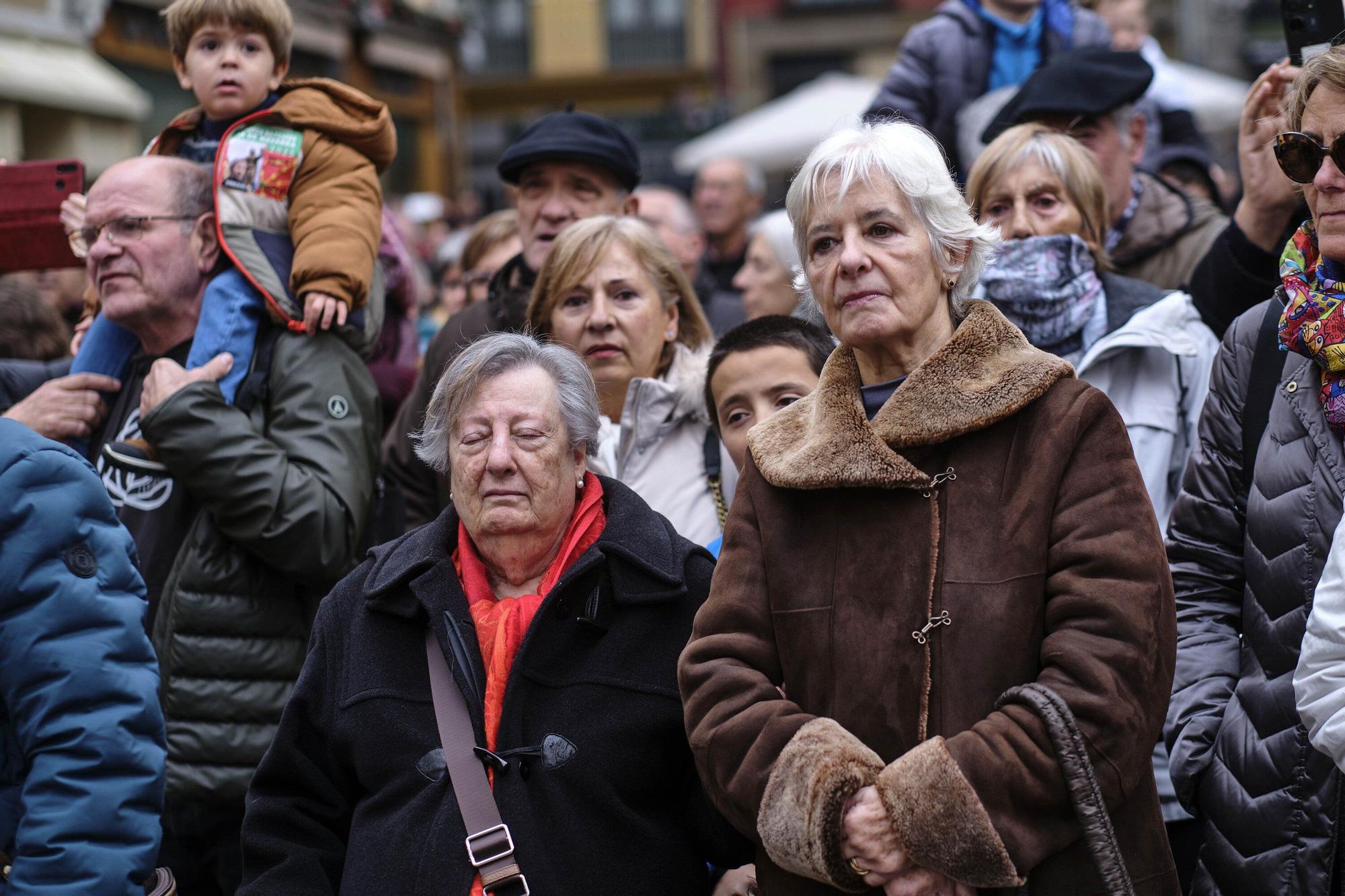 Fotos del homenaje a la estatua que corona el monumento que se erigió hace más de 100 años recordando la lucha popular en el Día de Navarra