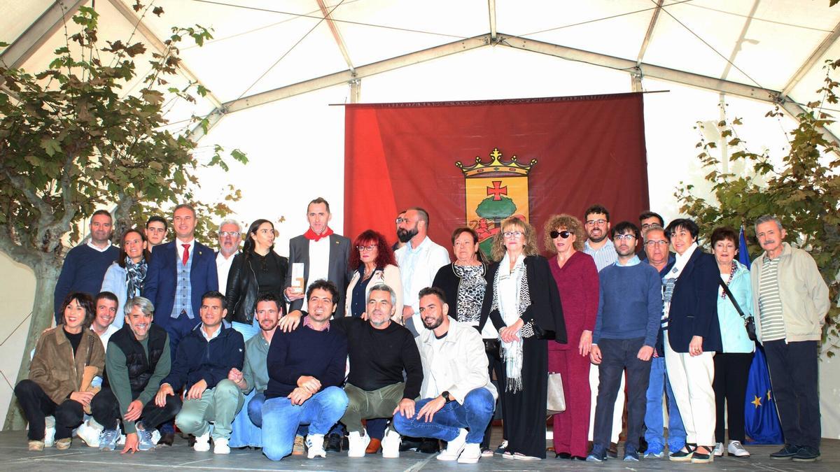 Aitor Mena en el centro, con pañuelo rojo, rodeado de su familia y amigos.