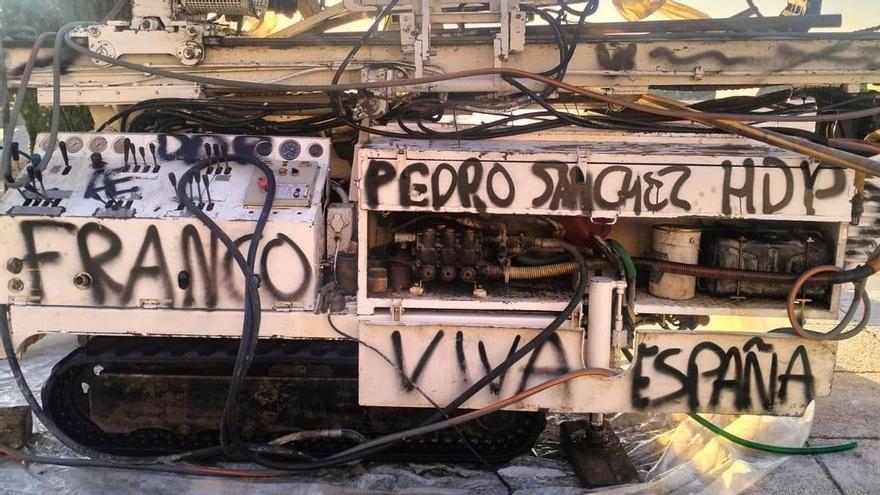 Vandalizan con pintadas franquistas las máquinas que inician las obras del Valle de Cuelgamuros