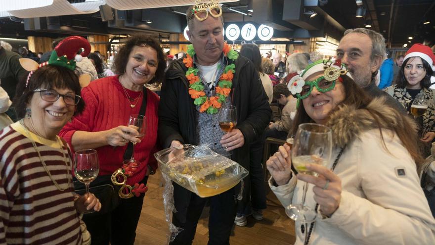 Chocolate caliente, música ochentera y mucha solidaridad en el Mercado de Abastos