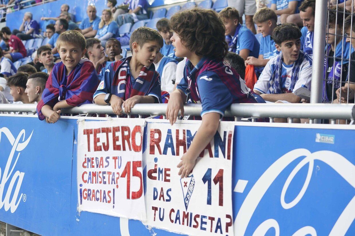 Aficionados armeros en Mendizarroza.