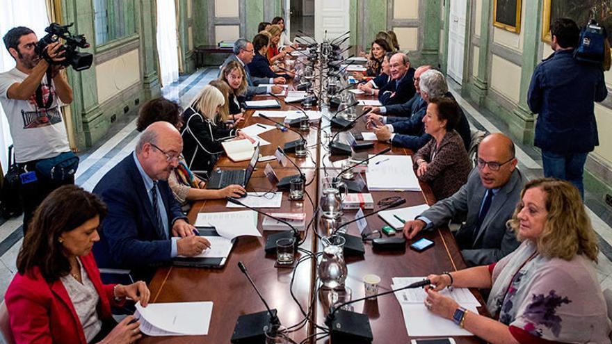 La comisión de delitos sexuales encarga el informe de revisión a 28 expertos