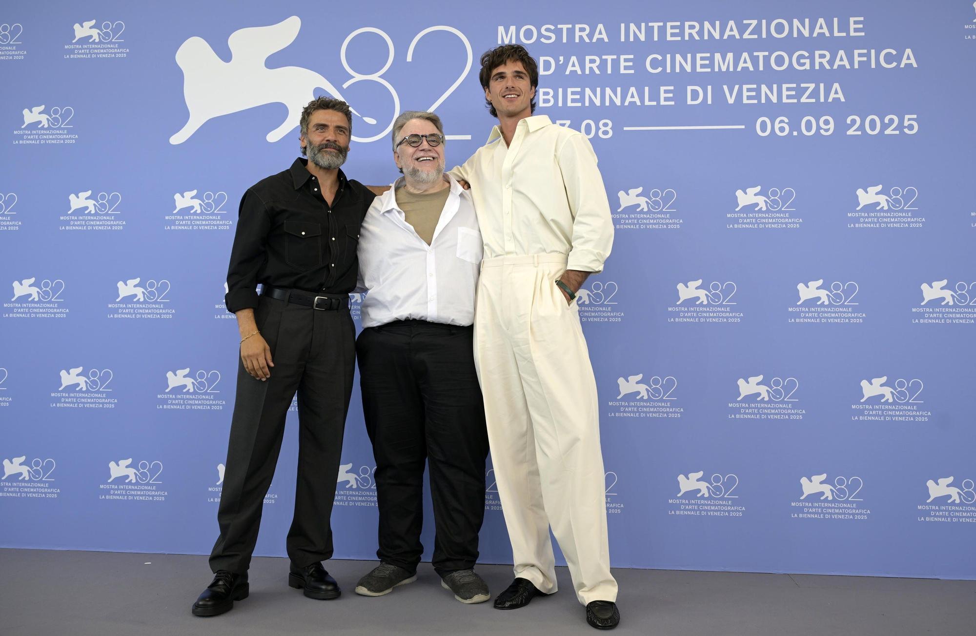 En fotos: el paseo triunfal de Jacob Elordi por la alfombra roja de Venecia