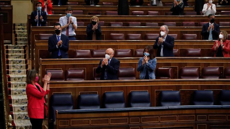 La ministra de Transición Ecológica, Teresa Riberaes aplaudida tras su intervención en el debate de la ley de Cambio Climático y Transición Energética.
