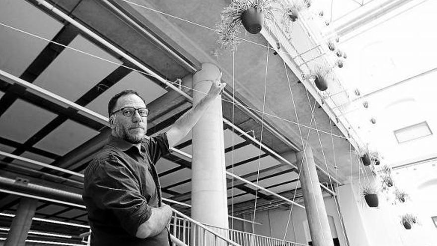 El mexicano Jerónimo Hagerman, junto a su creación que simboliza “la fragilidad humana”.