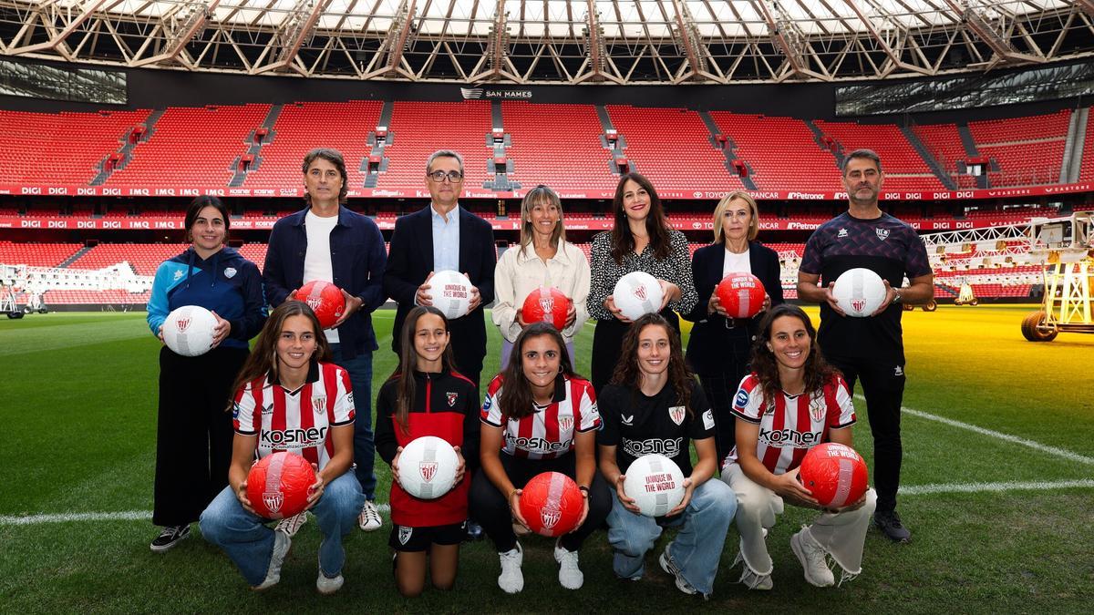 La nueva grada de animación del Athletic femenino ha sido presentada este miércoles sobre el césped de San Mamés