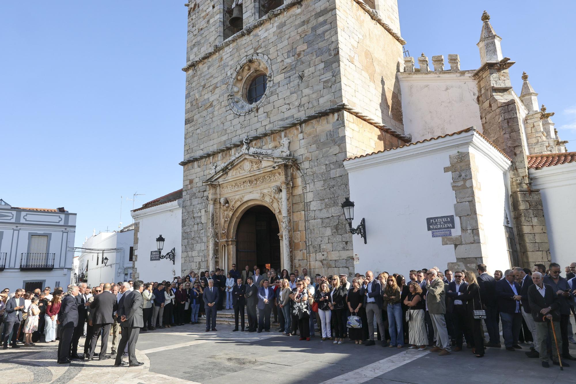 Multitudinaria despedida a Fernández Vara