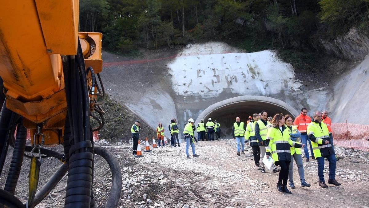Obras en la boca norte del nuevo túnel de Belate.