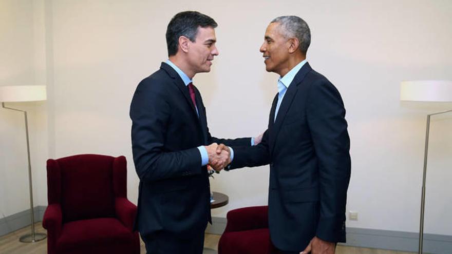 Fotografía facilitada por Presidencia del Gobierno del encuentro entre el expresidente de Estados Unidos Barack Obama y el presidente del Gobierno español, Pedro Sánchez