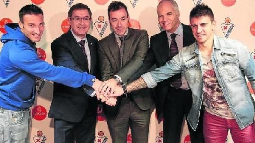 Piovaccari, García Erauzkin, Aranzabal, Ojeda e Irureta, en el acto que tuvo lugar ayer en el estadio de Ipurua.
