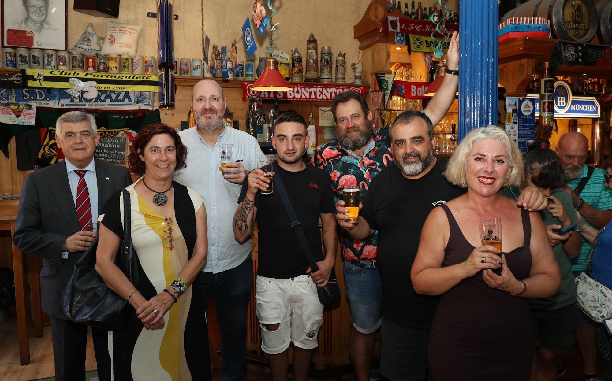 El abad benedictino Johannes Eckert presenta en Bilbao las cervezas que produce en el monasterio de Andechs