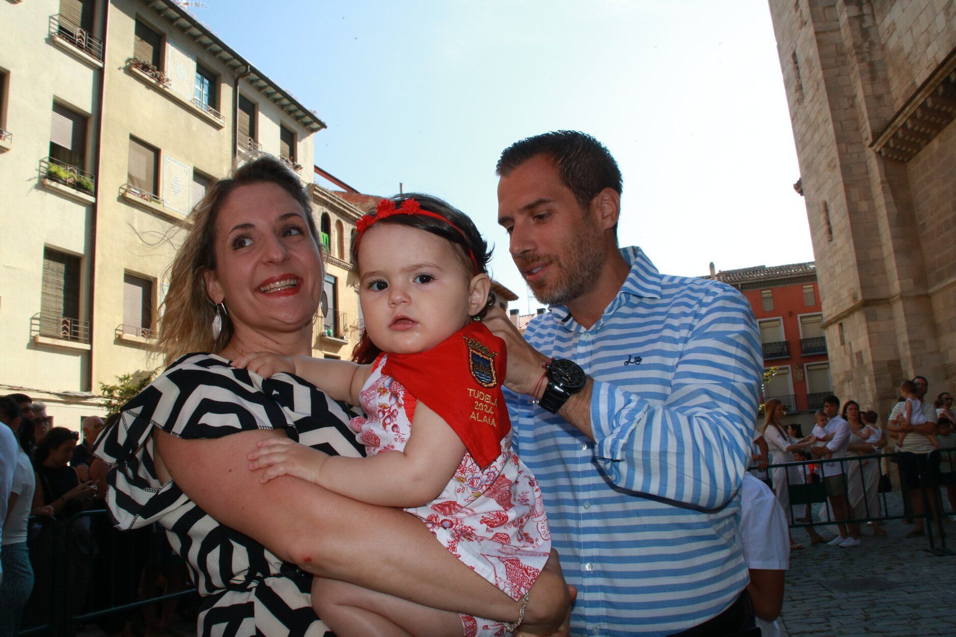 Fotos de la imposición del pañuelo de fiestas de Tudela a los nacidos en 2024