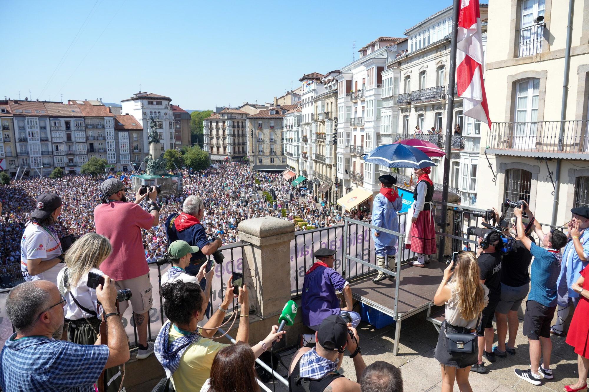 En imágenes: Edurne y Celedón Txiki abarrotan un año más la plaza de la Virgen Blanca