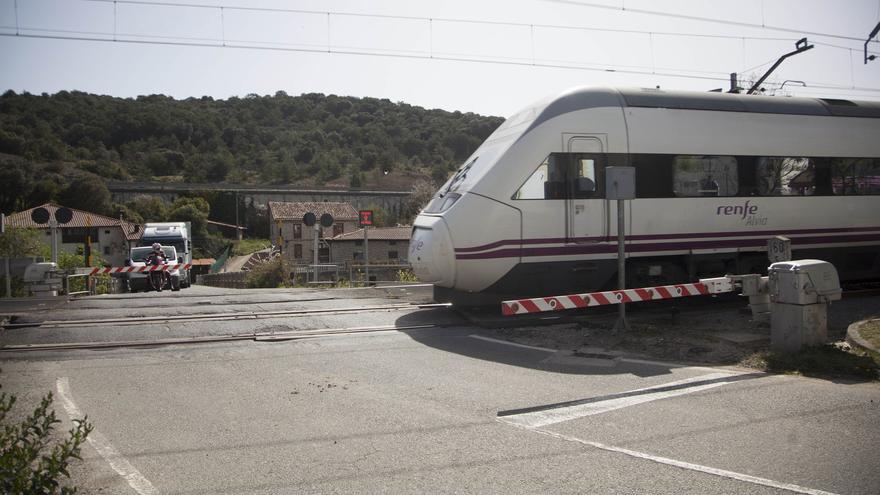 Adif licita por dos millones las obras para suprimir el paso a nivel en Pobes