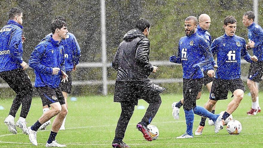 Los jugadores realistas se ejercitaron ayer en Zubieta, en la última sesión antes del partido de hoy, bajo la lluvia.