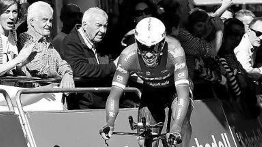 Alberto Contador, cruzando la línea de meta.