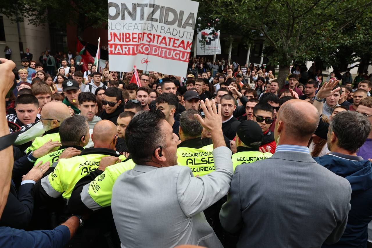 Momentos de tensión en la EHU por una protesta de jóvenes en favor de Palestina