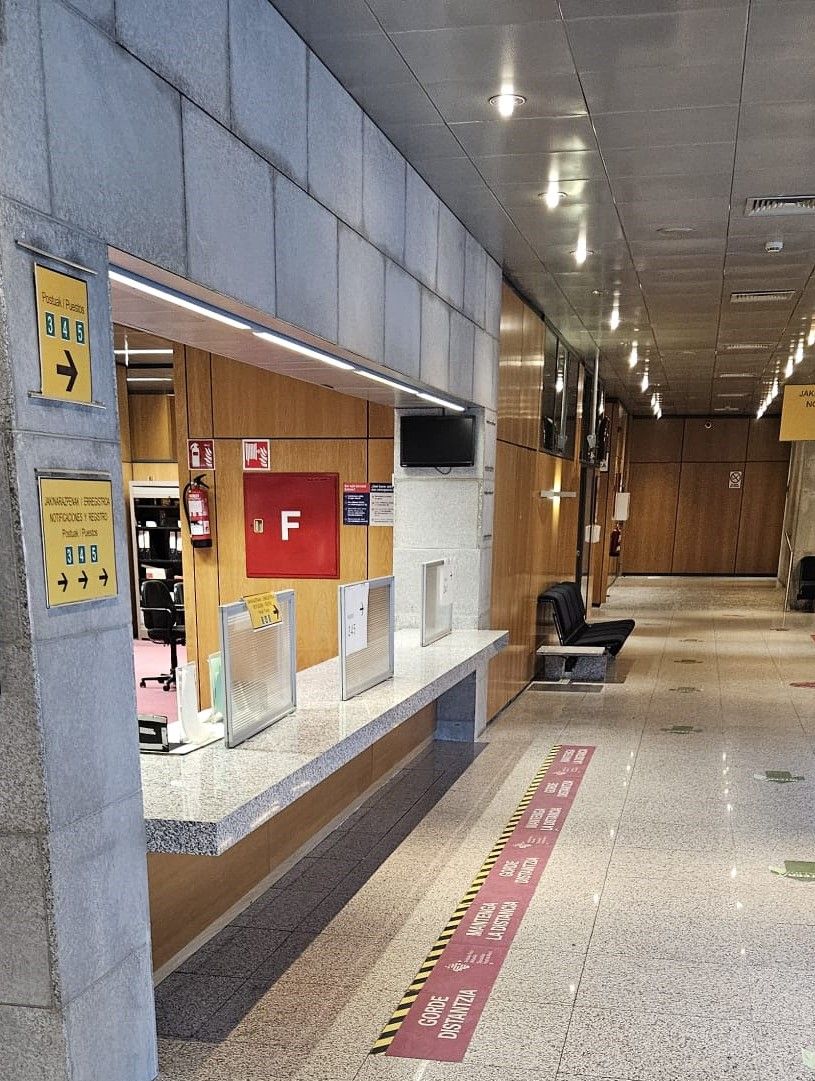 Mostrador vertical del edificio de Hacienda de Vitoria-Gasteiz