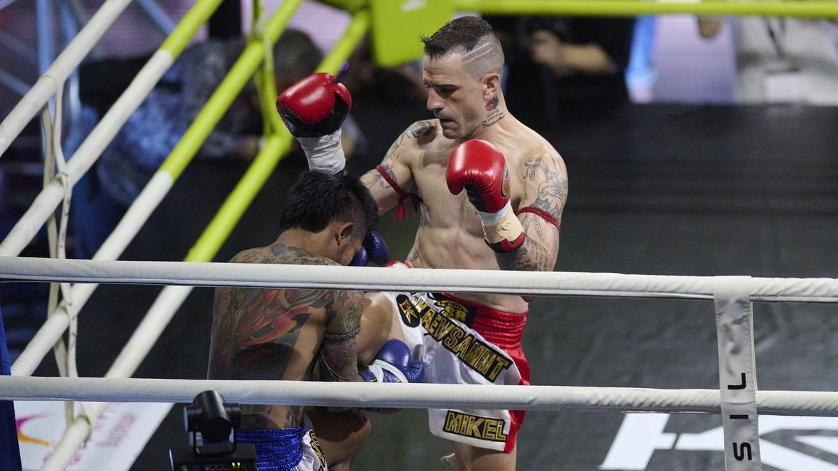 El navarro Mikel Fernández contra el thailandés Ionuron Phet en el campeonato del mundo.