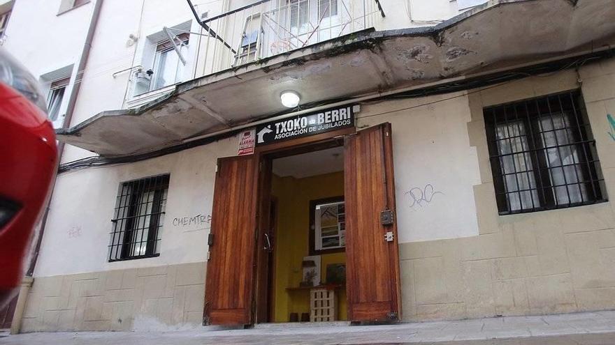El popular baile del hogar Egiatarra se traslada a Tabakalera durante la obra